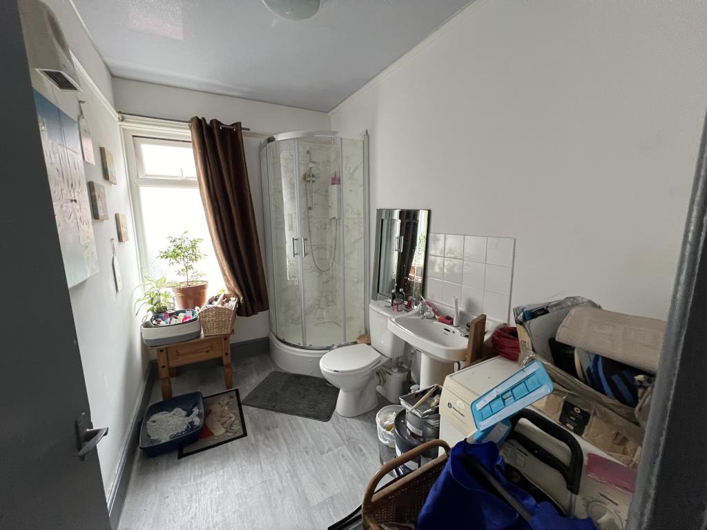 Lot: 133 - FREEHOLD RESIDENTIAL INVESTMENT COMPRISING FOUR APARTMENTS - Flat 3-Shower room